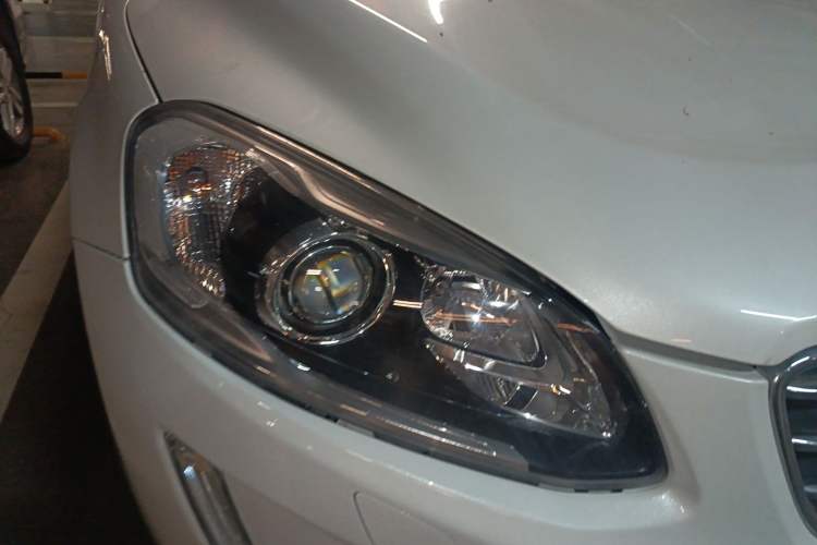 Used Volvo XC60 2016 T5 Smart Upgrade Model Right Front Headlight