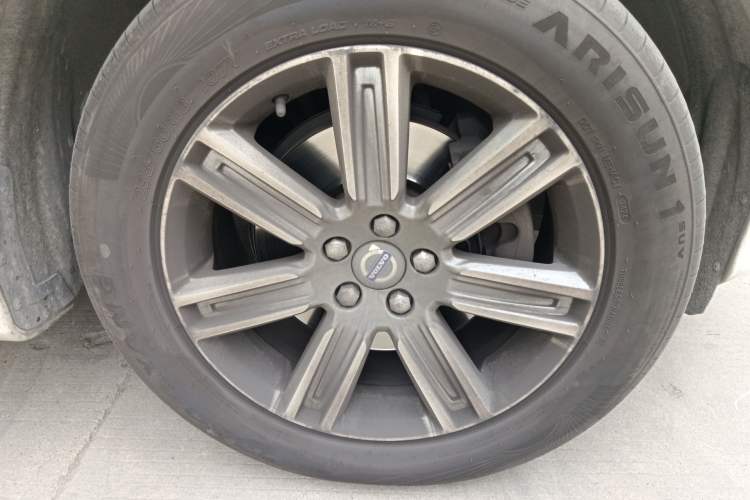 Used Volvo XC60 2016 T5 Smart Version Right Front Wheel Hub