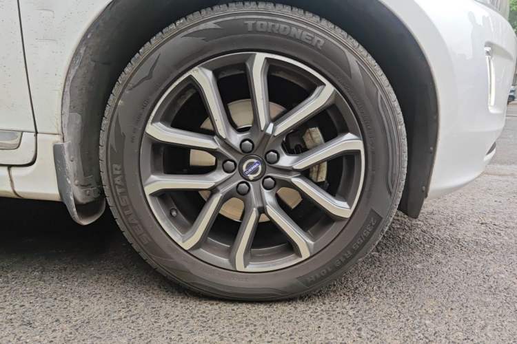 Used Volvo XC60 2016 T5 AWD Smart Drive Edition Right Front Wheel Hub