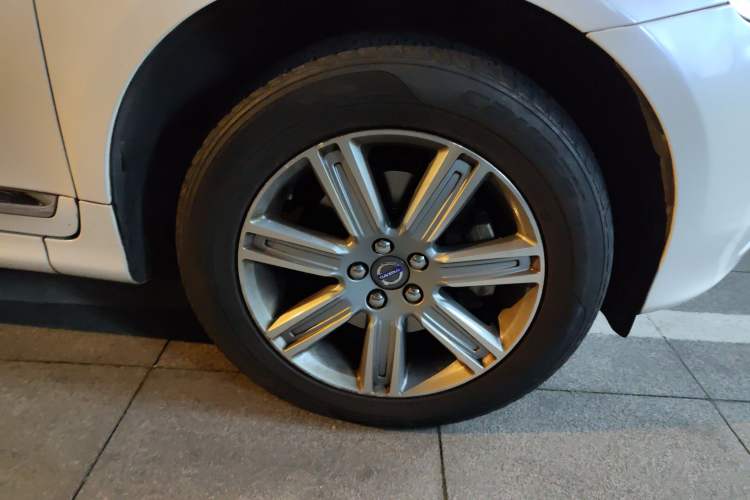 Used Volvo XC60 2016 T5 Smart Version Right Front Wheel Hub