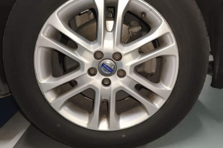 Used Volvo XC60 2016 T5 Smart Version Right Front Wheel Hub