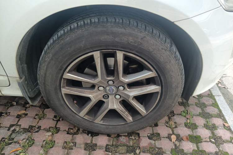Used Volvo XC60 2016 T5 Smart Drive Edition Right Front Wheel Hub