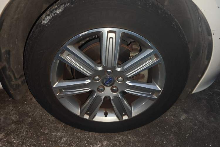 Used Volvo XC60 2016 T5 AWD Zhiyuan Edition Right Front Wheel Hub