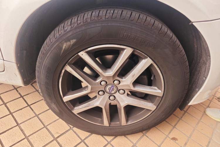 Used Volvo XC60 2016 T5 Smart Upgrade Model Right Front Wheel Hub