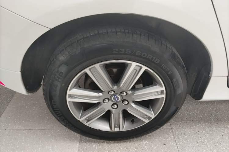 Used Volvo XC60 2016 T5 AWD Zhiyuan Edition Right Rear Wheel Hub