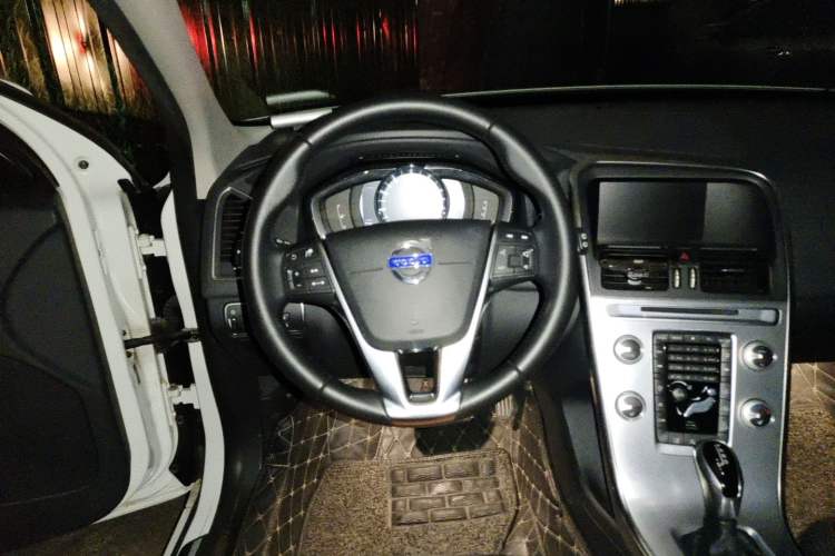 Used Volvo XC60 2016 T5 Smart Version Steering Wheel