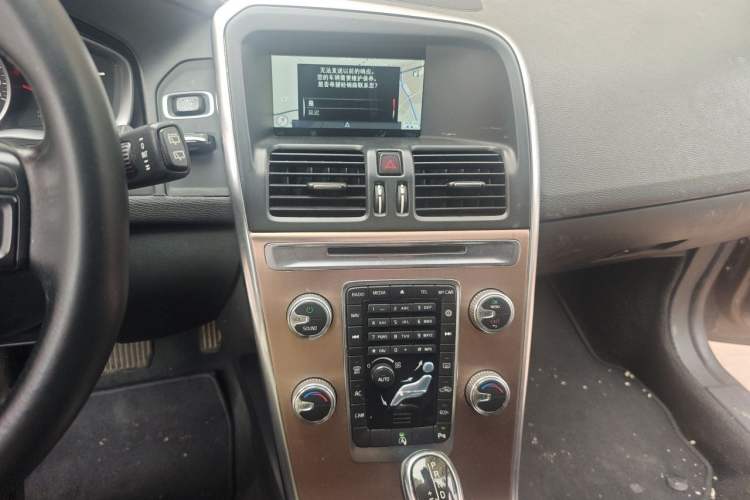 Used Volvo XC60 2016 T5 Smart Drive Edition Audio And AC Panel