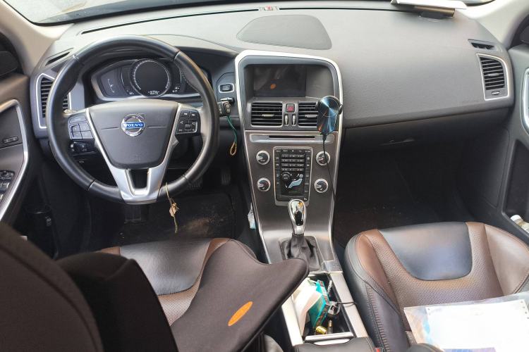 Used Volvo XC60 2016 T5 Smart Version Center Console