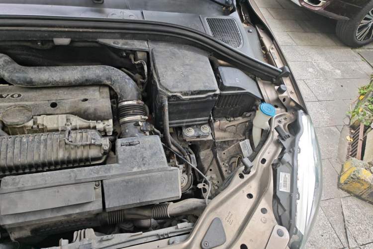 Used Volvo XC60 2016 T5 AWD Zhiyuan Edition Engine Bay Left
