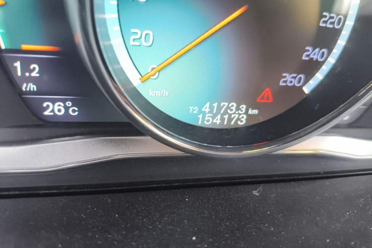 Used Volvo XC60 2016 T5 Smart Version Odometer Close Up
