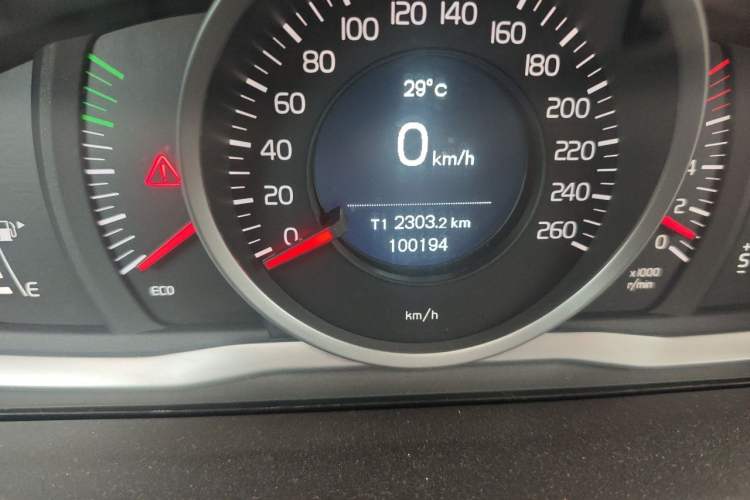 Used Volvo XC60 2016 T5 Smart Upgrade Model Odometer Close Up