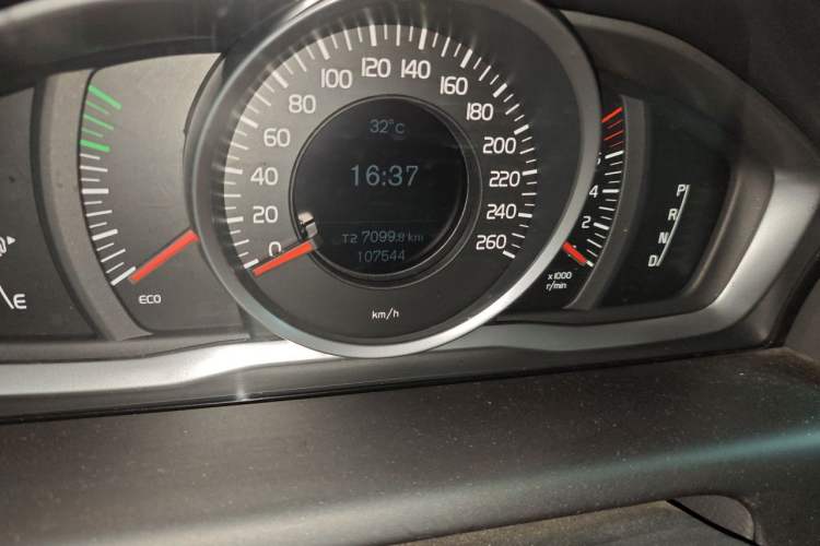 Used Volvo XC60 2016 T5 Smart Upgrade Model Odometer Close Up