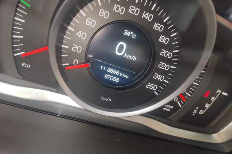 Used Volvo XC60 2016 T5 Smart Upgrade Model Odometer Close Up