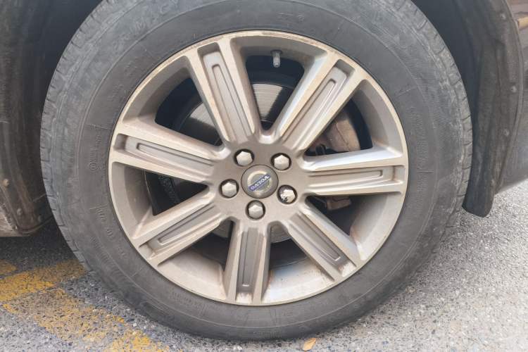 Used Volvo XC60 2016 T5 Smart Version Right Front Wheel Hub