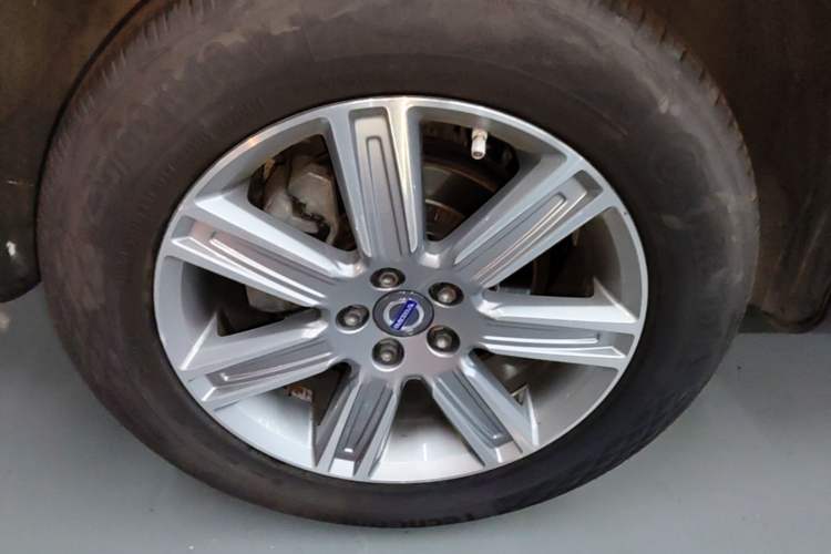Used Volvo XC60 2016 T5 AWD Zhiyuan Edition Right Rear Wheel Hub