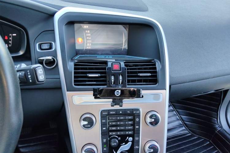 Used Volvo XC60 2017 T5 Smart Upgrade Edition Audio And AC Panel