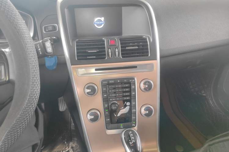 Used Volvo XC60 2017 T5 Smart Edition Audio And AC Panel