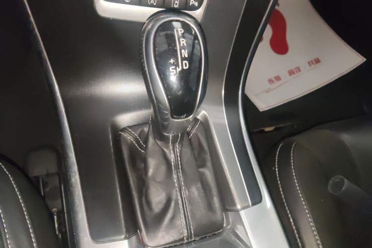 Used Volvo XC60 2017 T5 AWD Personalized Sport Upgrade Edition Gear Lever