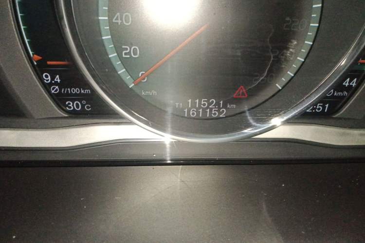 Used Volvo XC60 2017 T5 AWD Smart Upgrade Edition Odometer Close Up