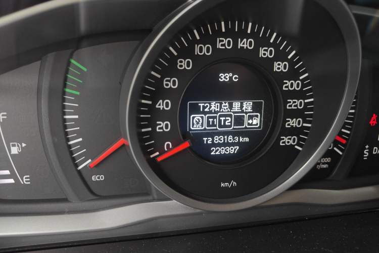 Used Volvo XC60 2017 T5 Smart Upgrade Edition Odometer Close Up