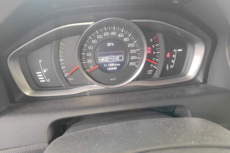 Used Volvo XC60 2017 T5 Smart Edition Odometer Close Up
