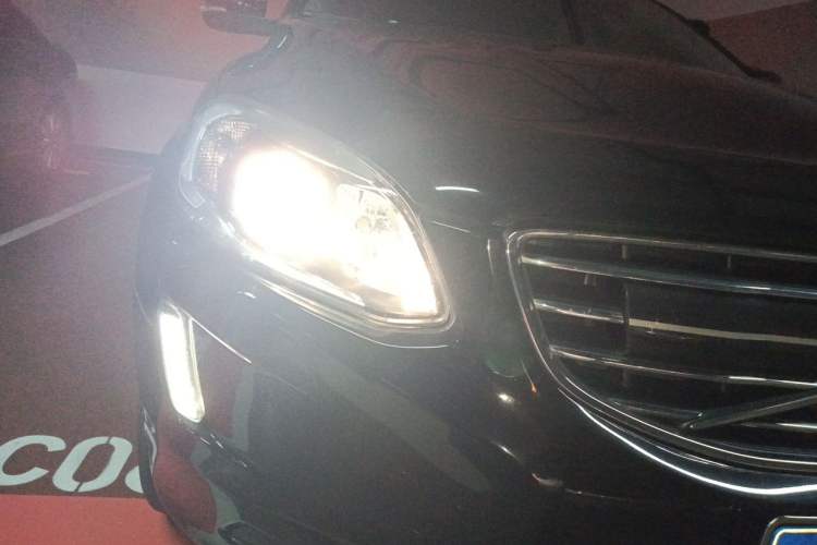 Used Volvo XC60 2017 T5 AWD Smart Upgrade Edition Right Front Headlight