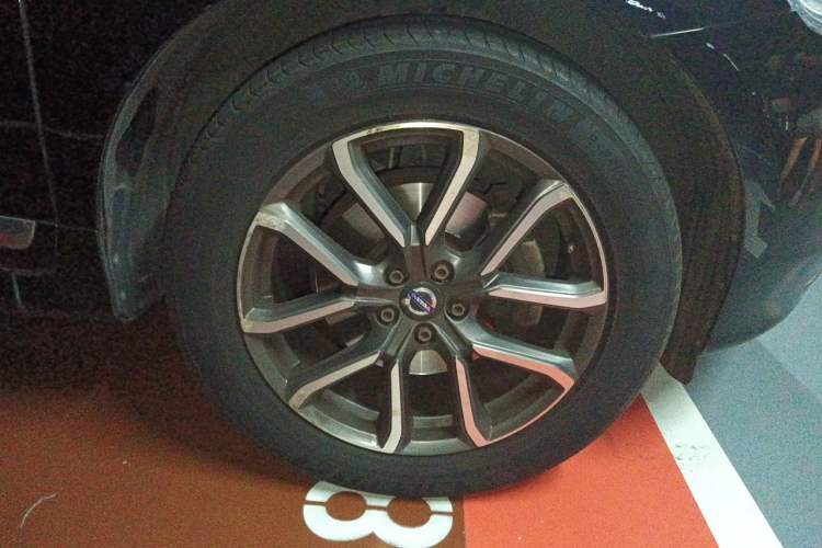 Used Volvo XC60 2017 T5 AWD Smart Upgrade Edition Right Front Wheel Hub
