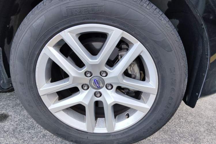 Used Volvo XC60 2017 T5 Smart Upgrade Edition Right Front Wheel Hub