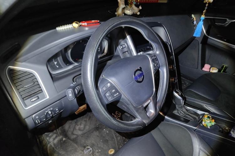 Used Volvo XC60 2017 T5 AWD Personalized Sport Edition Steering Wheel