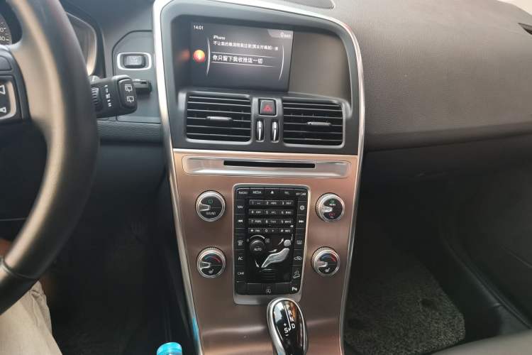 Used Volvo XC60 2017 T5 AWD Smart Upgrade Edition Audio And AC Panel