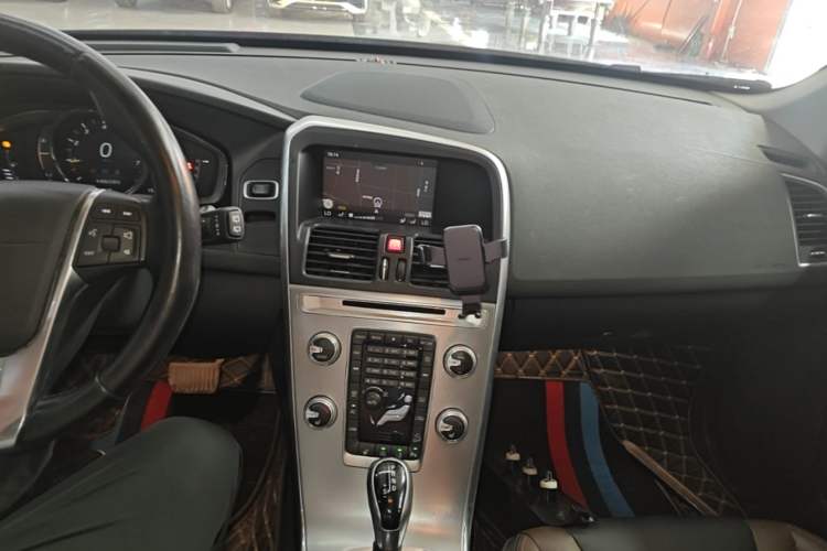 Used Volvo XC60 2017 T5 AWD Smart Upgrade Edition Audio And AC Panel