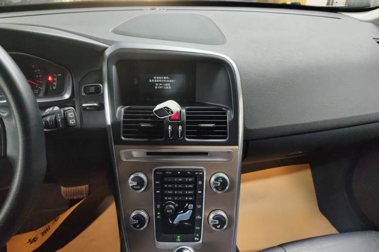 Used Volvo XC60 2017 T5 Smart Upgrade Edition Audio And AC Panel
