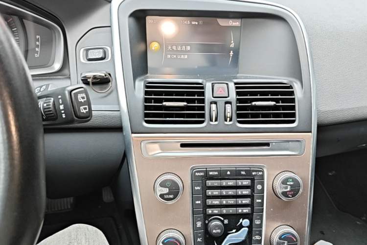 Used Volvo XC60 2017 T5 Smart Upgrade Edition Audio And AC Panel