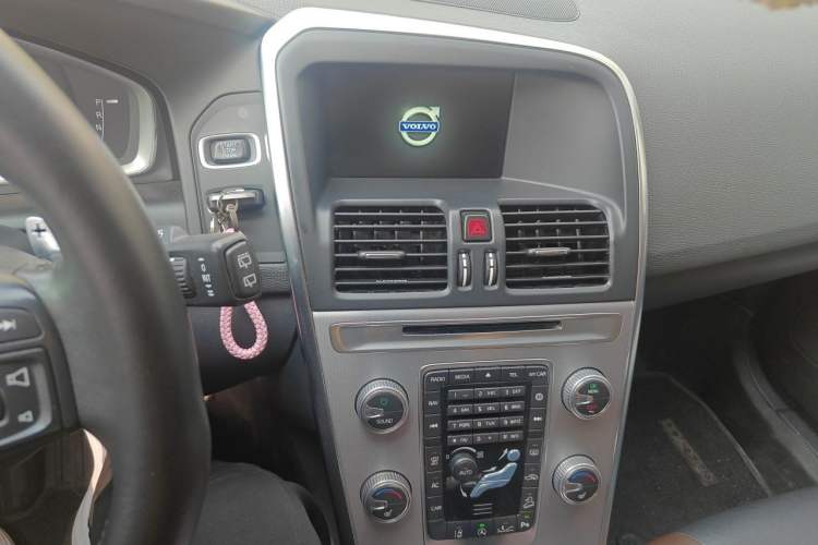 Used Volvo XC60 2017 T5 AWD Smart Drive Edition Audio And AC Panel