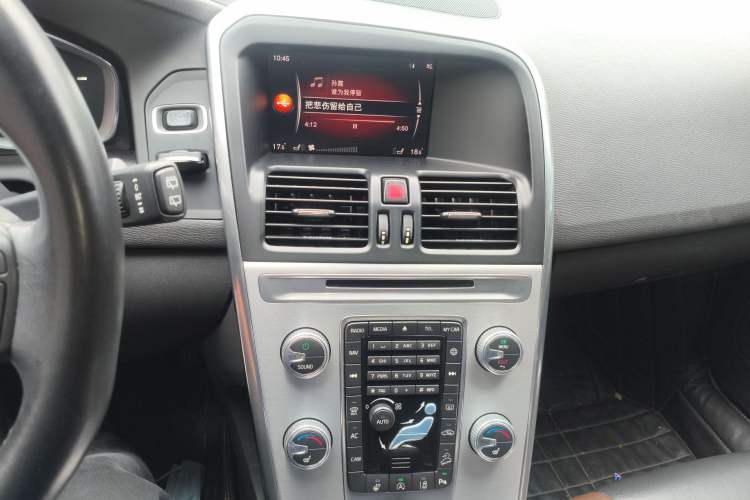 Used Volvo XC60 2017 T5 AWD Smart Upgrade Edition Audio And AC Panel