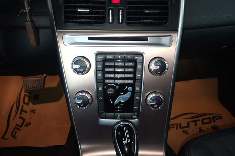 Used Volvo XC60 2017 T5 Smart Upgrade Edition Audio And AC Panel