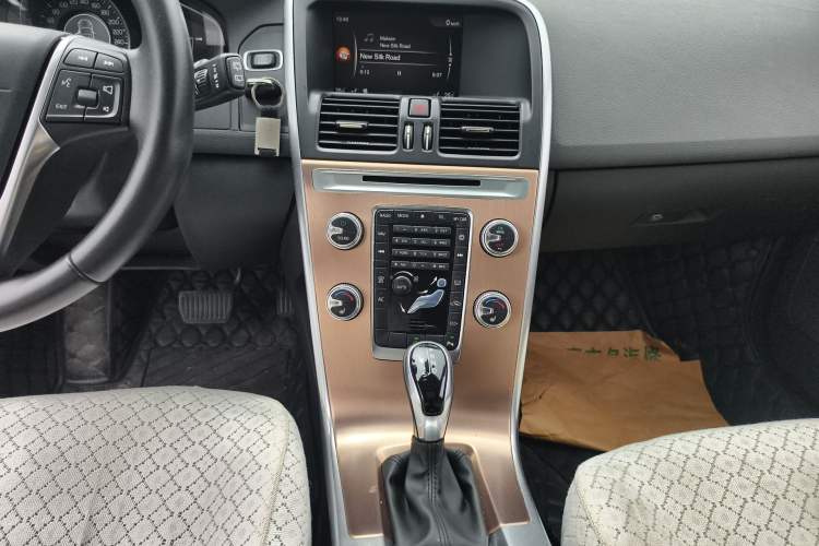 Used Volvo XC60 2017 T5 Smart Upgrade Edition Audio And AC Panel