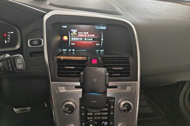 Used Volvo XC60 2017 T5 AWD Smart Range Edition Audio And AC Panel