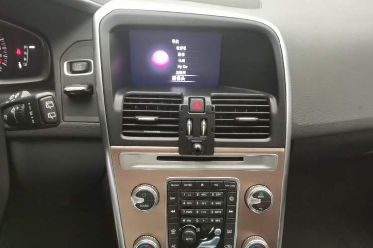 Used Volvo XC60 2017 T5 AWD Smart Upgrade Edition Audio And AC Panel