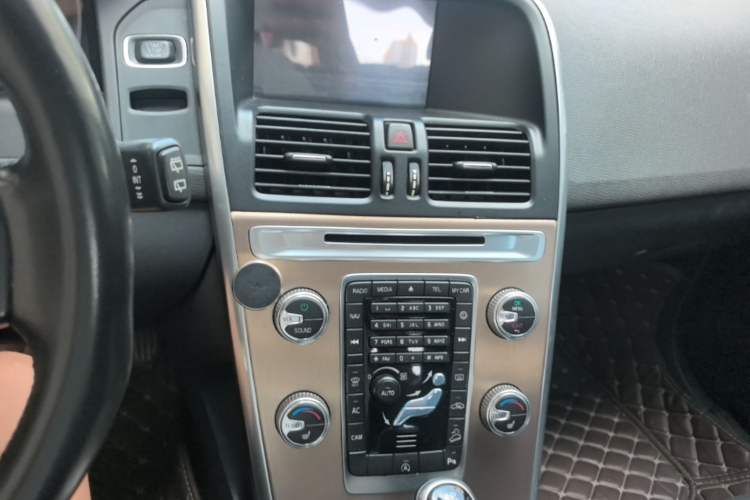 Used Volvo XC60 2017 T5 AWD Smart Upgrade Edition Audio And AC Panel