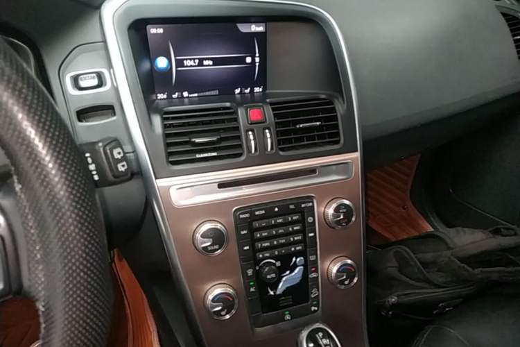 Used Volvo XC60 2017 T5 AWD Smart Upgrade Edition Audio And AC Panel