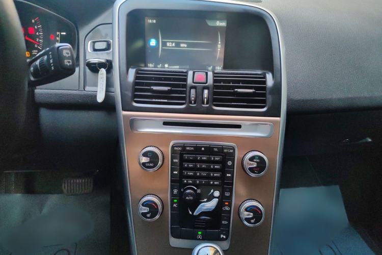 Used Volvo XC60 2017 T5 Smart Upgrade Edition Audio And AC Panel