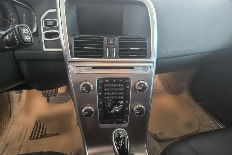 Used Volvo XC60 2017 T5 Smart Upgrade Edition Audio And AC Panel