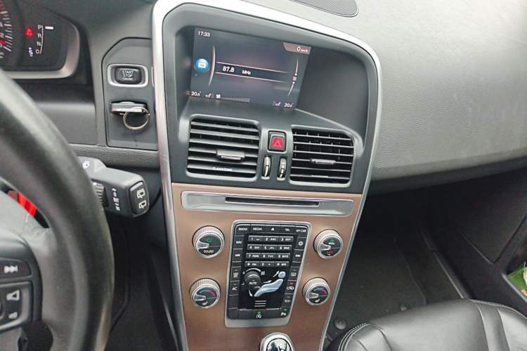 Used Volvo XC60 2017 T5 Smart Upgrade Edition Audio And AC Panel