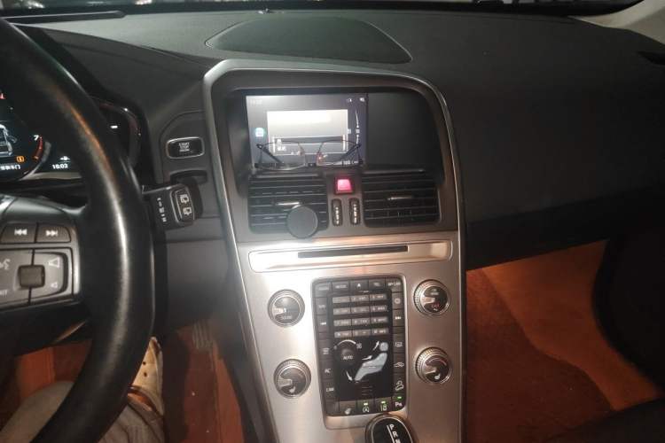 Used Volvo XC60 2017 T5 AWD Smart Upgrade Edition Audio And AC Panel
