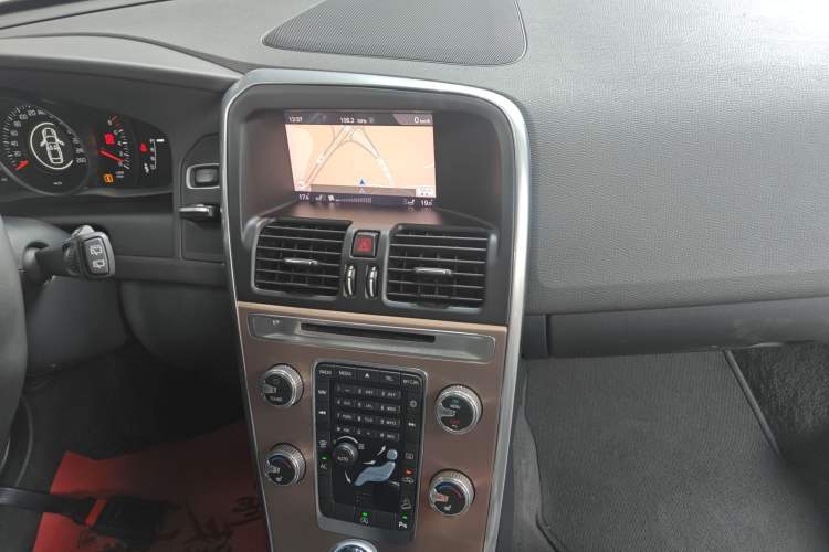 Used Volvo XC60 2017 T5 AWD Smart Upgrade Edition Audio And AC Panel