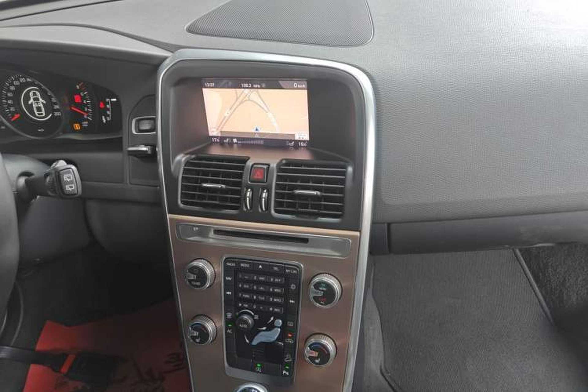 Used Volvo XC60 2017 T5 AWD Smart Upgrade Edition Audio And AC Panel