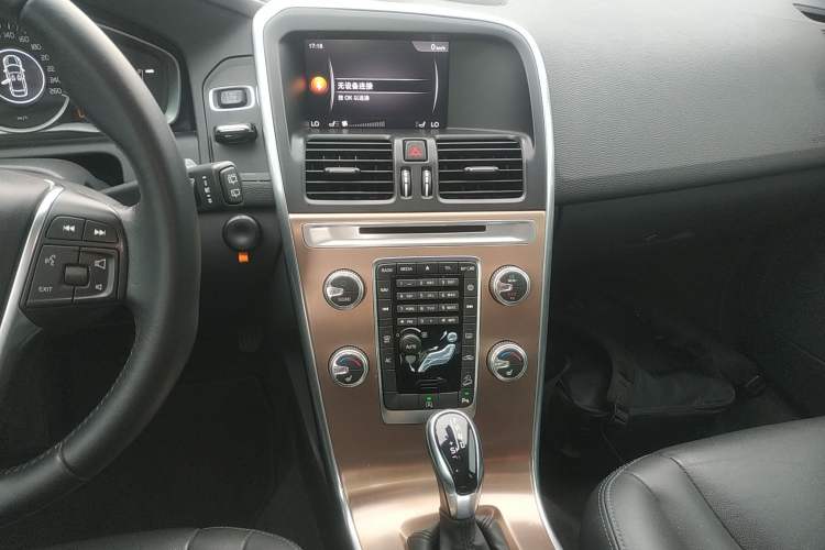 Used Volvo XC60 2017 T5 AWD Smart Upgrade Edition Audio And AC Panel