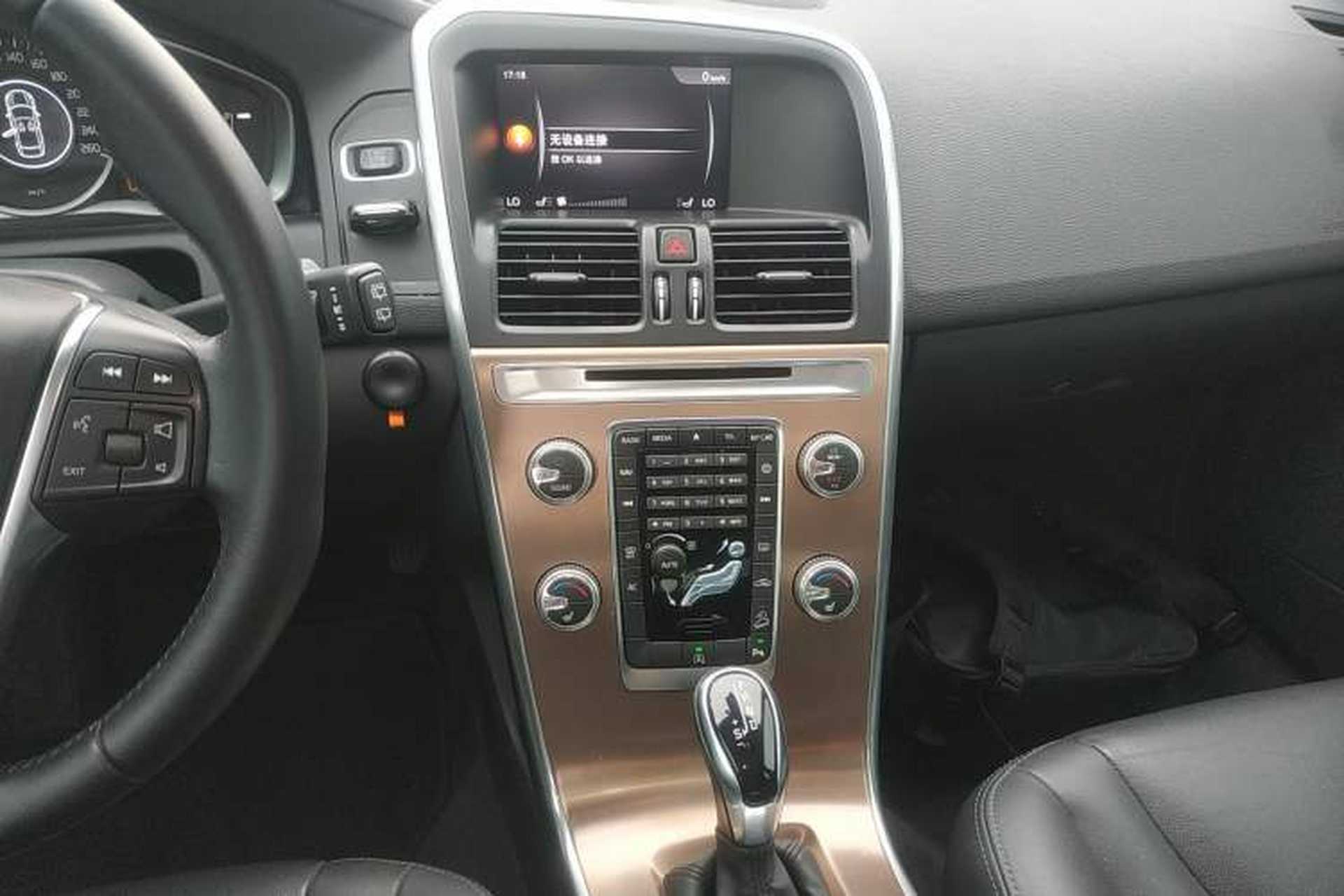 Used Volvo XC60 2017 T5 AWD Smart Upgrade Edition Audio And AC Panel