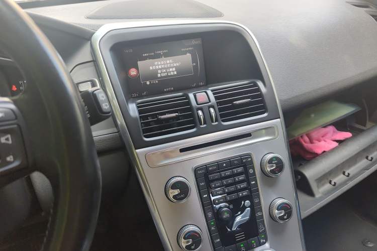 Used Volvo XC60 2017 T5 AWD Smart Upgrade Edition Audio And AC Panel